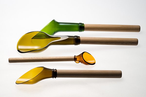 Des couverts à salade vraiment uniques, réalisées à partir de bouteilles récupérées, sciées, mise en forme, chanfreinées puis polies. Manche en bois de hêtre. Prix sur demande. Design Laurence Brabant. Cold Cut. Laurence Brabant Editions.