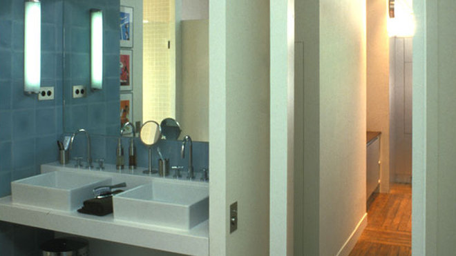 L’idée était de donner une notion d’îlot avec son carrelage bleu aux sol et murs