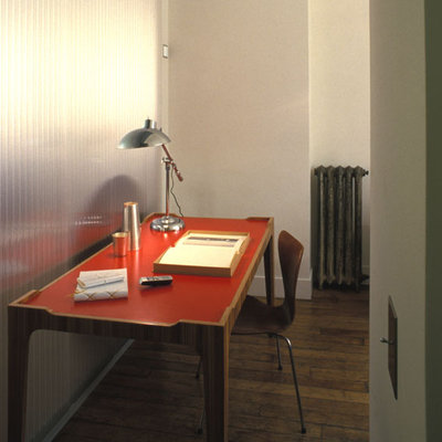 Les cloisons translucides permettent de créer une pièce supplémentaire qui est le bureau du couple