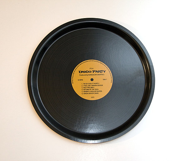 Pour les nostalgiques des vieux vinyles, un plateau en bouleau compacté à la main puis laminé. Diamètre 31 cm. 25 €. Plateau Vinyle. Bungalow Graphics. Design From Paris.
