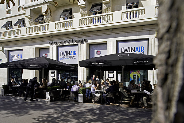 Belle et large terrasse à l'angle des Champs et de l'avenue Matignon