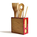 Cet ensemble d'ustensiles en bambou naturel, un matériau renouvelable, comprend 2 cuillères, 1 spatule et 1 pince. 50 €. Design Boo Louis. Set Modulo + Utenso. Ekobo.