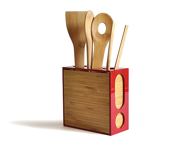 Cet ensemble d'ustensiles en bambou naturel, un matériau renouvelable, comprend 2 cuillères, 1 spatule et 1 pince. 50 €. Design Boo Louis. Set Modulo + Utenso. Ekobo.
