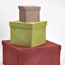 Un cadeau équitable, c’est bien. C’est encore mieux quand l’emballage est lui aussi issu du commerce équitable. Boîtes fabriquées à partir d’un mélange d’herbes, de feuilles et d’autres végétaux. Teintes naturelles. Existent en plusieurs formats de 3,50 à 7,80€. Botanic.