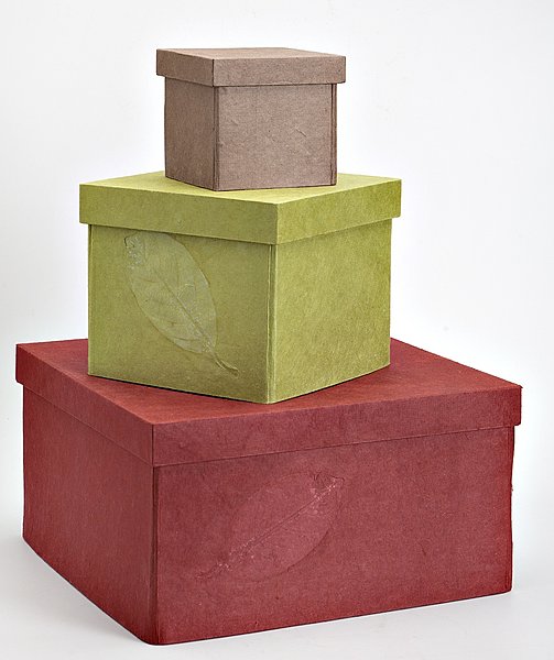 Un cadeau équitable, c’est bien. C’est encore mieux quand l’emballage est lui aussi issu du commerce équitable. Boîtes fabriquées à partir d’un mélange d’herbes, de feuilles et d’autres végétaux. Teintes naturelles. Existent en plusieurs formats de 3,50 à 7,80€. Botanic.