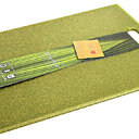 Cette planche à découper est fabriquée en plastique recyclé et graines de lin. 30,5 x 46 cm. 31 €. Botanic.