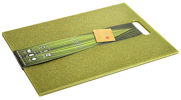 Cette planche à découper est fabriquée en plastique recyclé et graines de lin. 30,5 x 46 cm. 31 €. Botanic.