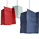 Poétiques et éthiques, des lampes aériennes en papier népalais recyclé. Existent dans 12 coloris et 4 tailles. De 15 à 30 €. Muskhane.