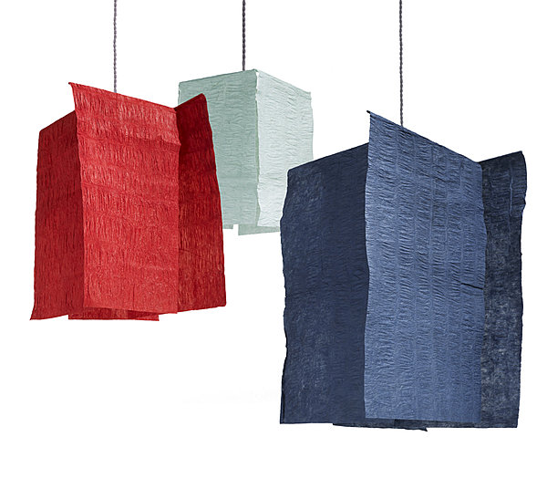 Poétiques et éthiques, des lampes aériennes en papier népalais recyclé. Existent dans 12 coloris et 4 tailles. De 15 à 30 €. Muskhane.