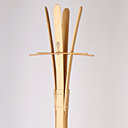 Ce portemanteau composé de lattes de sommier provenant de filières de recyclage a été réalisé par une entreprise d’insertion de la région parisienne. H 178 cm. 340 €. Parenthèses. Design Extramuros.