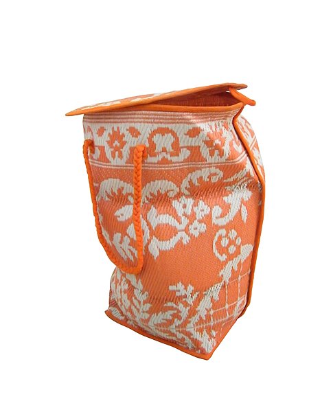 Ce sac à linge est en plastique recyclé. 72 x 50 cm. Existe en rose, noir et orange. 62,50 €. Kasaya.