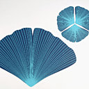 Ces sets de table et dessous de verre sont en Pévétex, une matière provenant du recyclage du pvc textile des intérieurs de voiture. Premier prix du concours Lépine. Le set de table : 8 €. Le lot de 6 dessous de verre : 9,90 €. Ginko. Brindi.