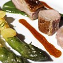 La chair fine de l'agneau de lait est relevée par le curry et la riquette