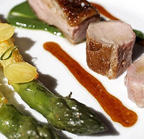 La chair fine de l'agneau de lait est relevée par le curry et la riquette