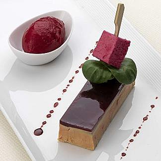 Graphique et gouteuse, l'alliance foie gras et betterave en sorbet