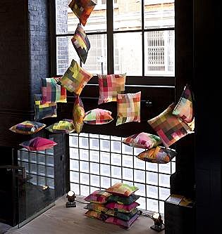 Installation autour de coussin pixelisés chez Kvadrat