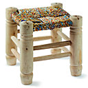 Un joli tabouret, entièrement fabriqué à la main, dont le cannage est un assemblage de chutes de papier de bonbons. 39,95 €. Nature & Découvertes.