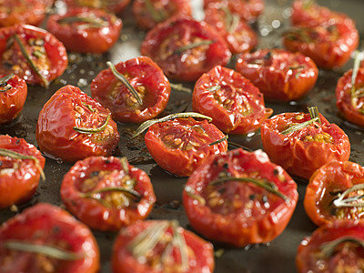 Faire sécher les tomates très longtemps à four doux, tel est le secret