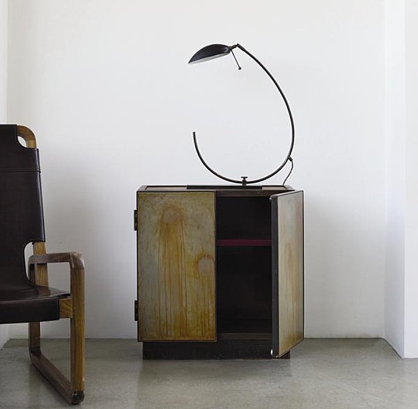 Cabinet en métal patiné