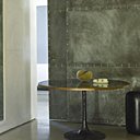 Plateau en miroir mercurisé cerclé de noyer pour cette table au piétement de fonte