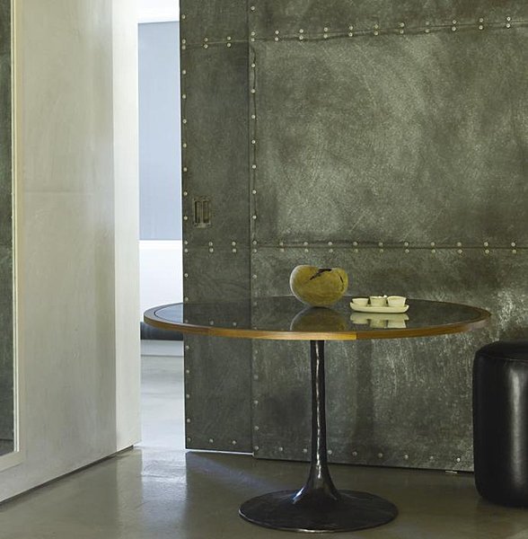 Plateau en miroir mercurisé cerclé de noyer pour cette table au piétement de fonte