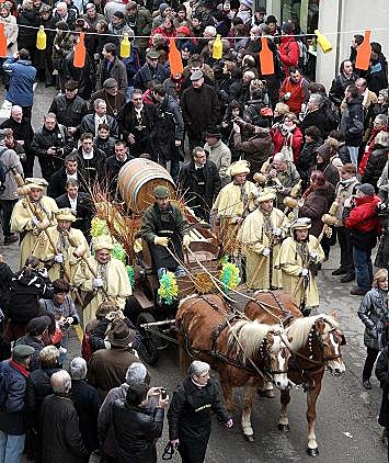 Cortège, messe et offrande du vin jaune pour les Ambassadeurs des Vins Jaunes