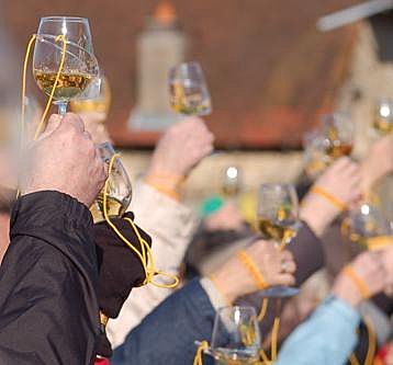 Toast, chants, Arbois est en fête