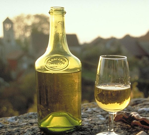 Le vin jaune du Jura et sa belle robe ambrée, si particulière