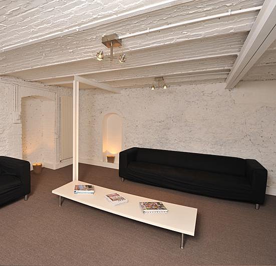 Après, les caves ont été repensées en salon de travail