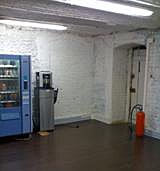 Avant, le sous sol avec la machine à café