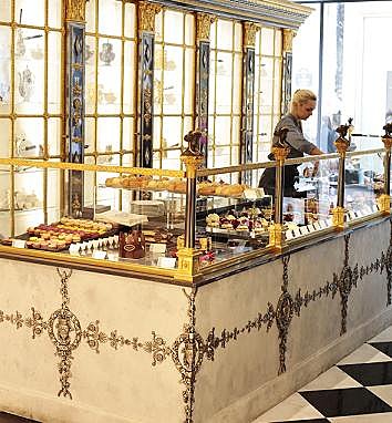 Marbre et dorures pour une ambiance très 18ème