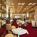 Miroirs et lambris dans ce palace légendaire