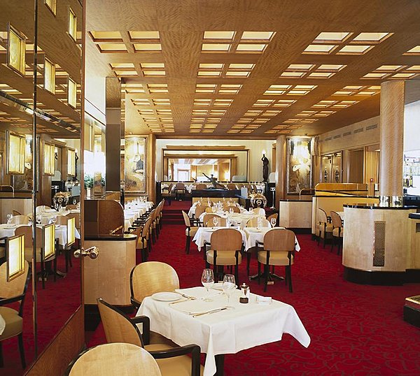 Miroirs et lambris dans ce palace légendaire