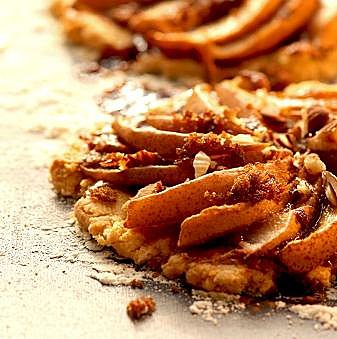 Le bel accord poire amande autour d'une tartelette totalement végétarienne