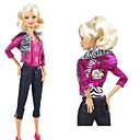 Barbie filme avec la caméra cachée dans son pendentif, et on visionne dans son dos