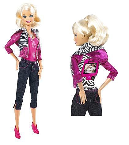 Barbie filme avec la caméra cachée dans son pendentif, et on visionne dans son dos