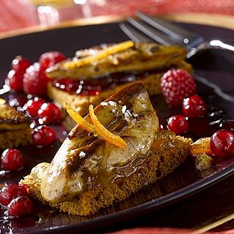 Le foie gras s'équilibre entre la douceur du pain d'épices et le parfum des fruits rouges