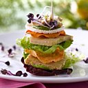 Graines germées, radis et betterave donnent du croquant et de la fraîcheur à cet élégant club sandwich