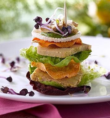 Graines germées, radis et betterave donnent du croquant et de la fraîcheur à cet élégant club sandwich