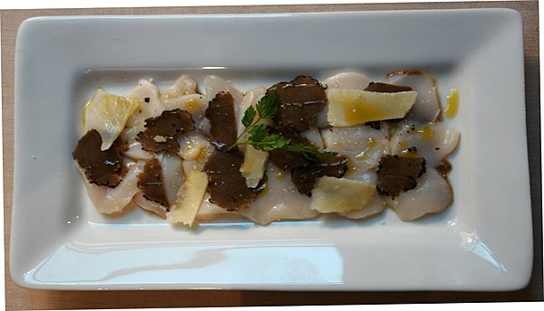 Carpaccio de Saint Jacques aux copeaux de parmesan et truffes noires du Périgord