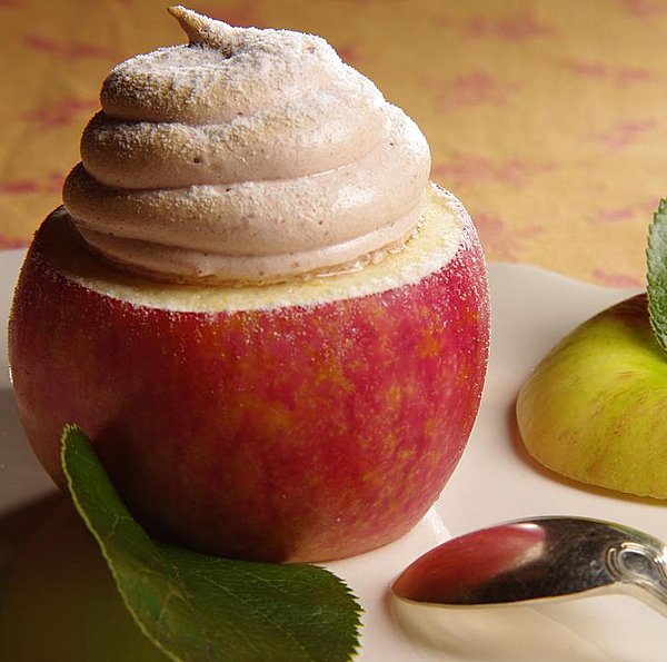 Tourbillonnante grâce à la poche à douille, la compote aérienne est joliment soufflée