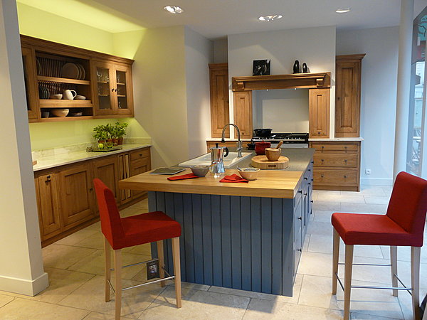 Insipiré des grandes cuisines familiales et provinciales, le modèle Bastide est bien entendu intégrable, modulable et éminament moderne dans sa conception,même si les lignes sont conçues pour durer