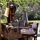 A la fontaine, broc en zinc et savon de Marseille A la fontaine, broc en zinc et savon de Marseille