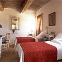 Les lits de la chambre d’amis sont recouverts de boutis anciens qui apportent une touche de couleur ; le mobilier léger et délicat confère à l’ensemble une sérénité et une douceur (Draps Linum) Les lits de la chambre d’amis sont recouverts de boutis anciens qui apportent une touche de couleur ; le mobilier léger et délicat confère à l’ensemble une sérénité et une douceur (Draps Linum)