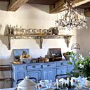 Le grand vaisselier gris a été déniché chez un garagiste sous un amas de vieilles voitures est surmonté d’une étagère ancienne supportant une collection de bocaux anciens, les peintures de Catherine sont juste posées sur le meuble. Le grand vaisselier gris a été déniché chez un garagiste sous un amas de vieilles voitures est surmonté d’une étagère ancienne supportant une collection de bocaux anciens, les peintures de Catherine sont juste posées sur le meuble.