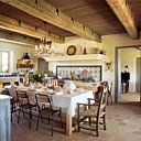Catherine a su mélanger avec goût la table de salle à manger actuelle et les chaises en tubes 1940, avec le lustre du siècle passé. Sur la table assiettes et bols anciens, couverts (Sabre), verres  (Ex-Sud), bougeoir bas en verre (Bougies la Française)