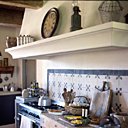 La hotte maçonnée est soulignée par d’anciens carreaux de ciments, le massif billot provenant de Savoie permet de découper viandes et légumes. Huiles Olive et vinaigre (Comptoir de Famille) La hotte maçonnée est soulignée par d’anciens carreaux de ciments, le massif billot provenant de Savoie permet de découper viandes et légumes. Huiles Olive et vinaigre (Comptoir de Famille)