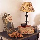 Tous les abat-jour ont été fabriqués sur mesure à partir de tissu anciens ; les meubles Napoléon III que Catherine affectionne tout particulièrement contrastent avec la blancheur des murs Tous les abat-jour ont été fabriqués sur mesure à partir de tissu anciens ; les meubles Napoléon III que Catherine affectionne tout particulièrement contrastent avec la blancheur des murs