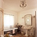 Dans la grande salle de bains, le lavabo a été trouvé à Aix-en-Provence et a l’Ile-sur-la Sorgue pour la baignoire que Catherine a repeint en gris foncé. Serviettes de toilette et panier (Comptoir de famille), produits de bain (l’Authentique) Dans la grande salle de bains, le lavabo a été trouvé à Aix-en-Provence et a l’Ile-sur-la Sorgue pour la baignoire que Catherine a repeint en gris foncé. Serviettes de toilette et panier (Comptoir de famille), produits de bain (l’Authentique)