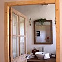 Tout semble dater du siècle dernier, alors que la maison vient juste d’être achevée Tout semble dater du siècle dernier, alors que la maison vient juste d’être achevée